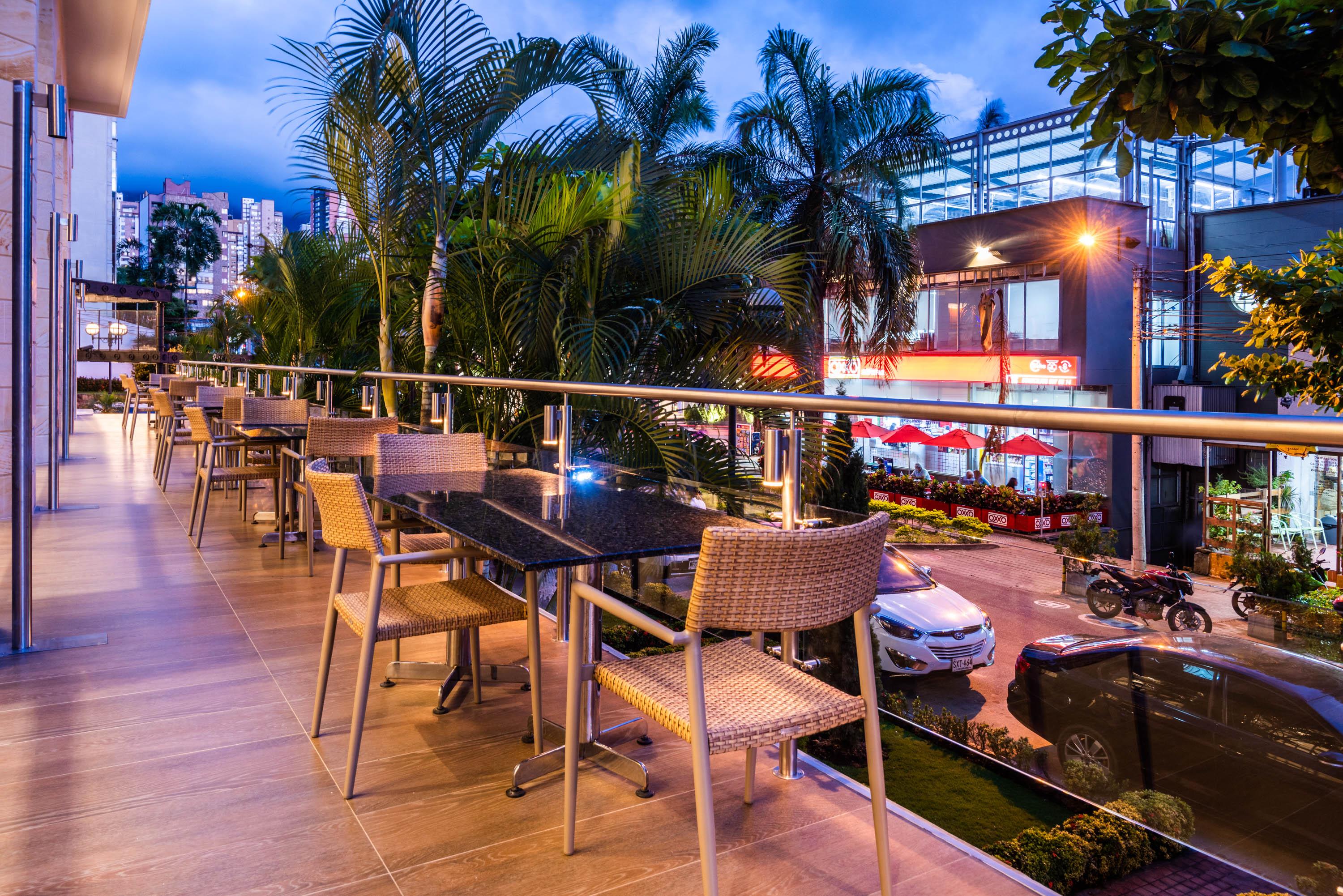 Hotel Dann Carlton ブカラマンガ エクステリア 写真 The outdoor terrace at the hotel