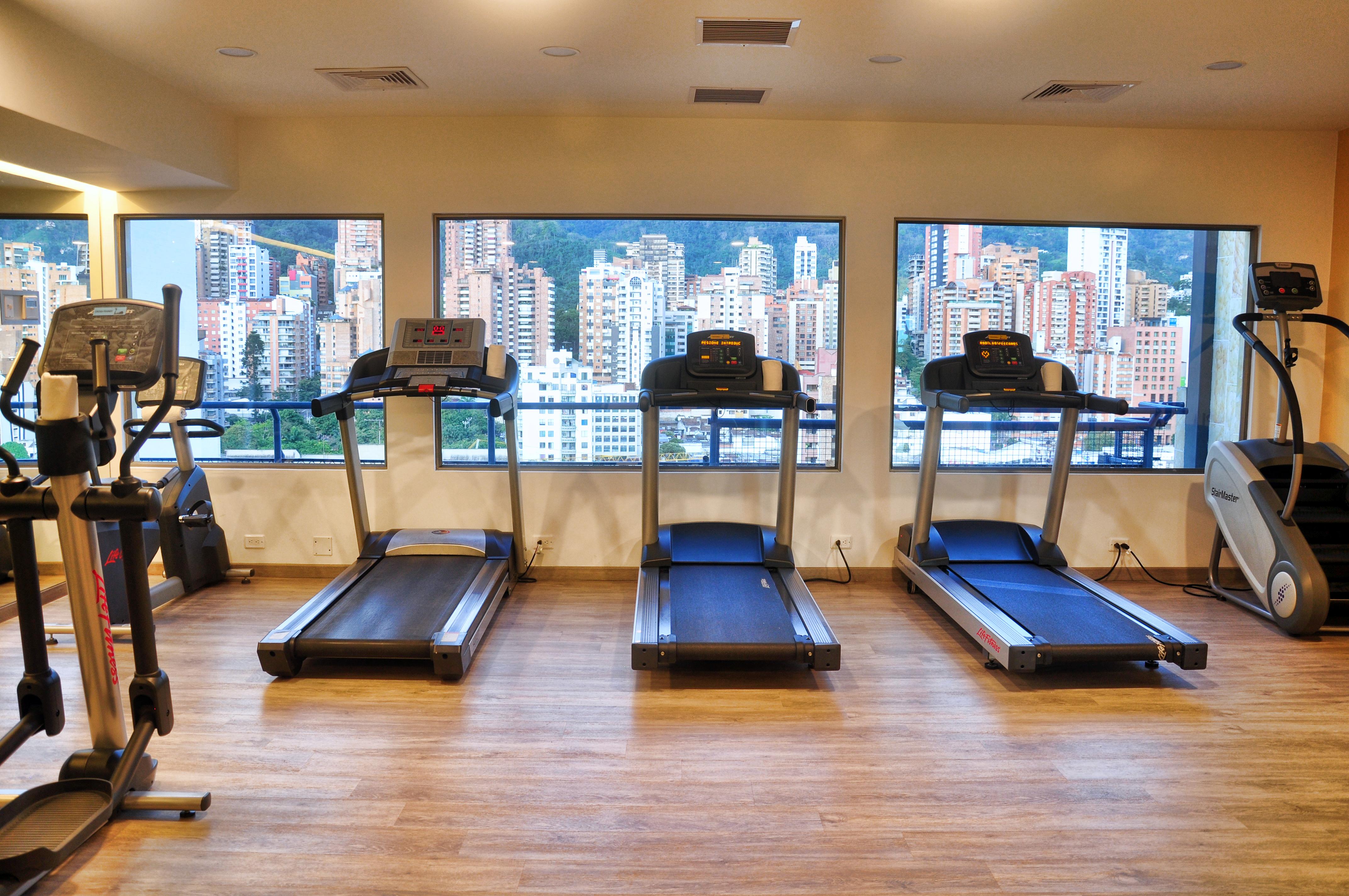 Hotel Dann Carlton ブカラマンガ エクステリア 写真 Treadmills in a gym