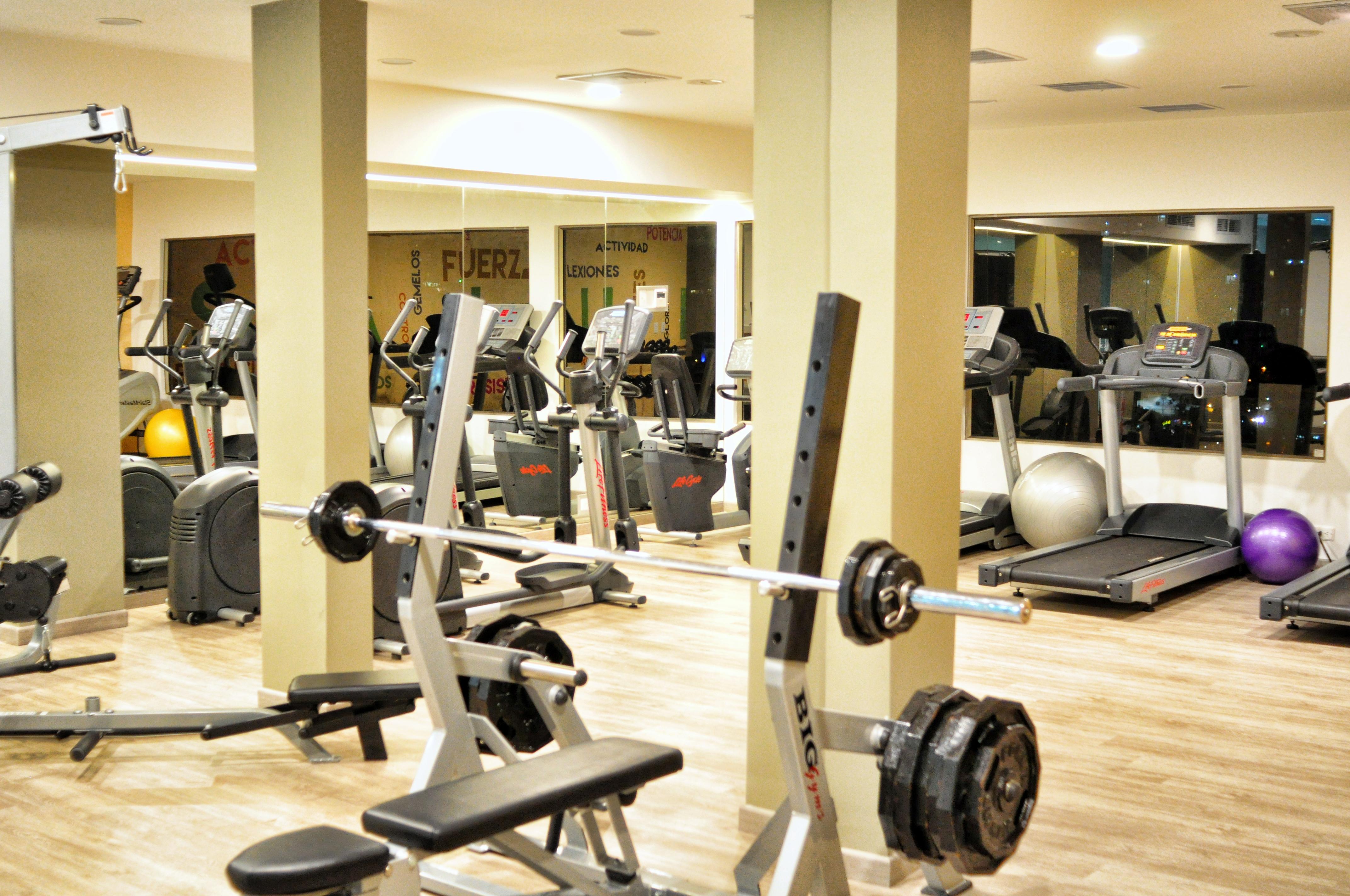 Hotel Dann Carlton ブカラマンガ エクステリア 写真 The gym at the hotel