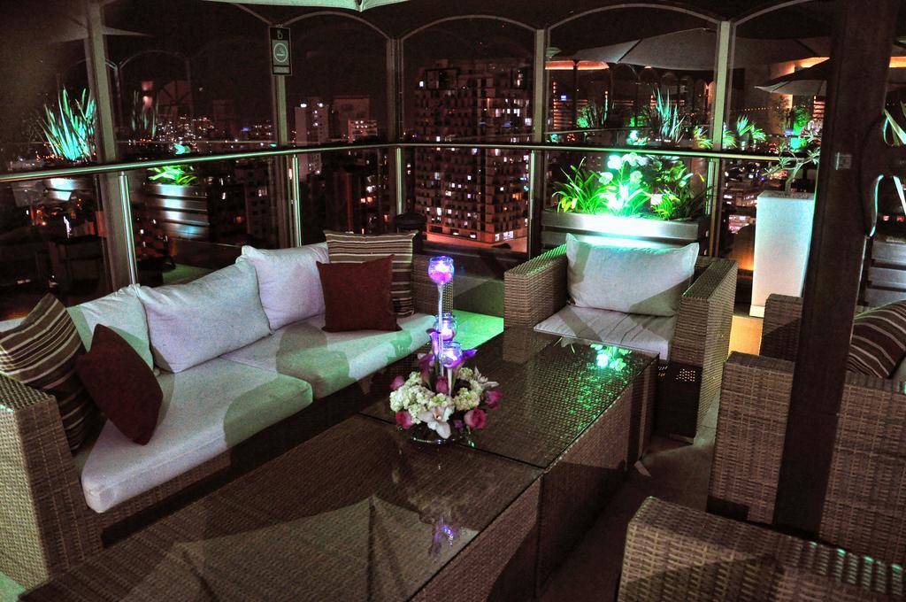 Hotel Dann Carlton ブカラマンガ エクステリア 写真 The Sky Bar