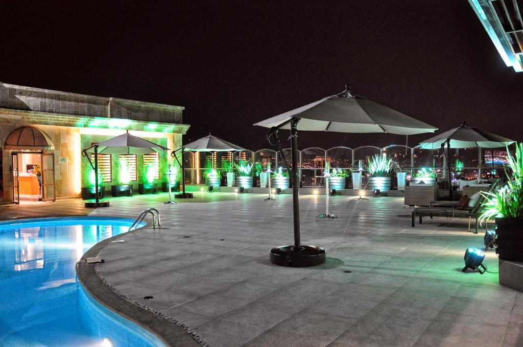 Hotel Dann Carlton ブカラマンガ エクステリア 写真 The pool at the rooftop